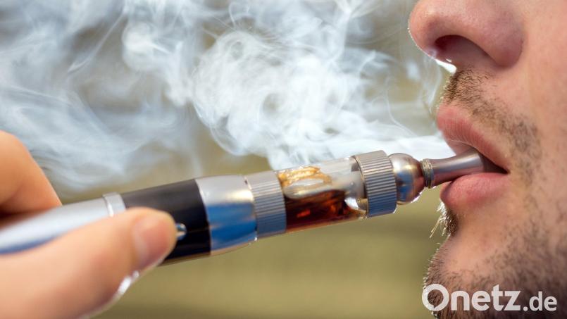 Einen 15-Jährigen und einen 16-Jährigen, die jeweils eine E-Zigarette rauchten, kontrollierte die Polizei in Sulzbach-Rosenberg. Symbolbild: Friso Gentsch/dpa