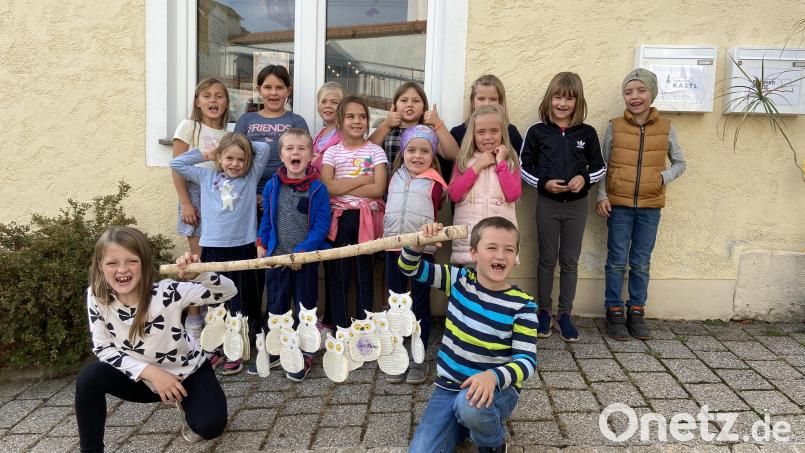 Stolz zeigen die Kinder ihre Eulen, die sie aus alten Buchseiten gebastelt haben. Bild: Bücherei Kastl bei Kemnath/exb