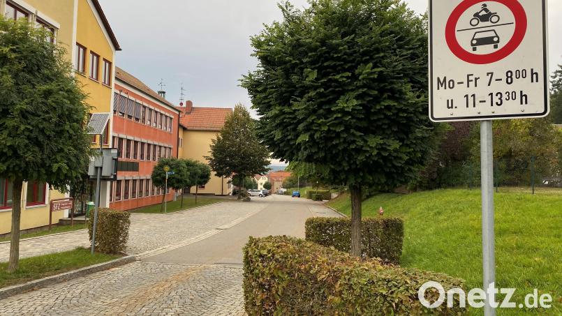 Die Durchfahrt in Richtung Grundschule ist bislang von einer Seite aus zeitlich beschränkt verboten. Ein generelles Durchfahrtsverbot wird es in der Pestalozzistraße nicht geben. Allerdings sollten Eltern ihre Kinder am Morgen nicht bis vor die Türen der Schulen fahren. Bild: ck