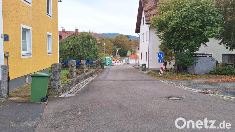 Die Verbindungsstraße in Richtung Kirchplatz soll im Rahmen der Dorferneuerung mit saniert und in das Maßnahmenpaket 2024 einbezogen werden. Bild: mnt