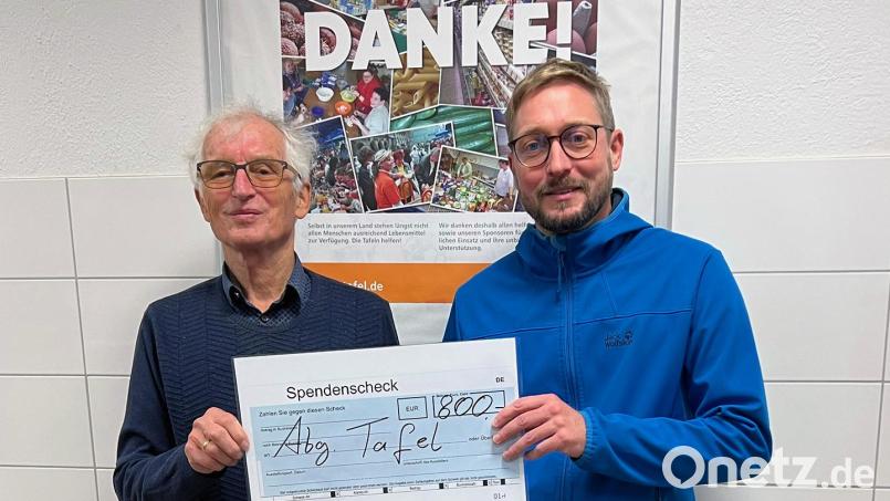 Paul Wolf (rechts) überreicht als Hauptorganisator des Preisschafkopfs den Spendenscheck an den Vorsitzenden der Amberger Tafel, Bernhard Saurenbach. Bild: Su-Ro 2030