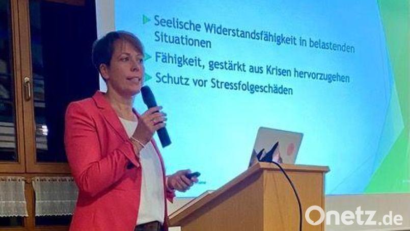 Referentin Michaela Blattnig spricht zum Thema „Resilienz- Das Immunsystem der Seele stärken“. Bild: Blattnig/exb