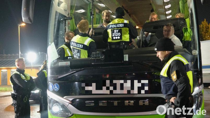 Die Polizei hat besonders Fernreisebusse im Visier. In ihnen sind immer wieder Personen illegal unterwegs. Doch bei der Kontrolle am Parkplatz &quot;Stocker Holz&quot; ist alles in Ordnung. Bild: Hirsch