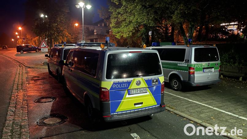 Polizeifahrzeuge stehen vor der Gesamtschule in Hollfeld (Landkreis Bayreuth), die nach einer Bombendrohung geschlossen ist. Die Polizei sei im Einsatz und durchsuche das Gebäude, sagte eine Polizeisprecherin. Bild: Fricke/NEWS5/dpa