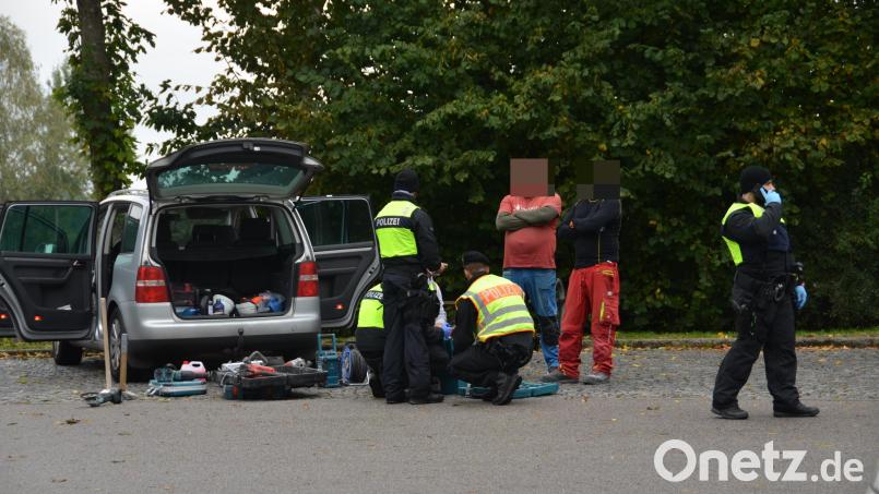 Das zu kontrollierende Fahrzeug musste komplett ausgeräumt werden. Spezialisten der Polizei nahmen das Gepäck genau in Augenschein. Bild: dob