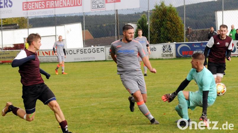 Der TSV Waldershof gewann am vergangenen Sonntag beim ASV Waldsassen mit 5:2. Hier erzielt der zweifache Torschütze Julian Schindler (graues Trikot) gegen die ASV-Akteure (von links) Robert Ligus, Torwart Jan Altrock und Maximilian Menzl das 3:0. Am ersten Rückrundenspieltag genießt Waldsassen gegen die SG Selb-Plößberg/Schönwald erneut Heimrecht, Waldershof reist zum TSV Thiersheim. Archivbild: hho
