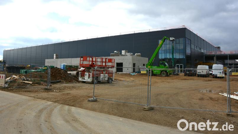 Das künftige Logistikzentrum von Schott an der Oberteicher Straße in Mitterteich besticht mit seinen gewaltigen Dimensionen. Aufgeteilt ist es in drei Hallen. Bild: jr