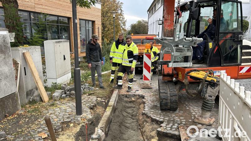 Mit dem Verlegen des Pflasters beim früheren Storggebäude beendet der Netzbetreiber N-Ergie die Instandhaltungsarbeiten am Kabelnetz in der Sulzbacher Altstadt Bild: Andreas Royer