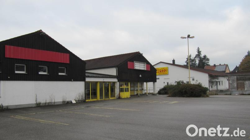 Der ehemalige Rewe-Mark (im Vordergrund) soll abgebrochen werden. An seiner Stelle soll ein neuer Netto-Markt errichtet werden. Das Grundstück dahinter mit dem bisherigen Netto-Standort wäre dann wohl neu zu strukturieren. Bild: fg