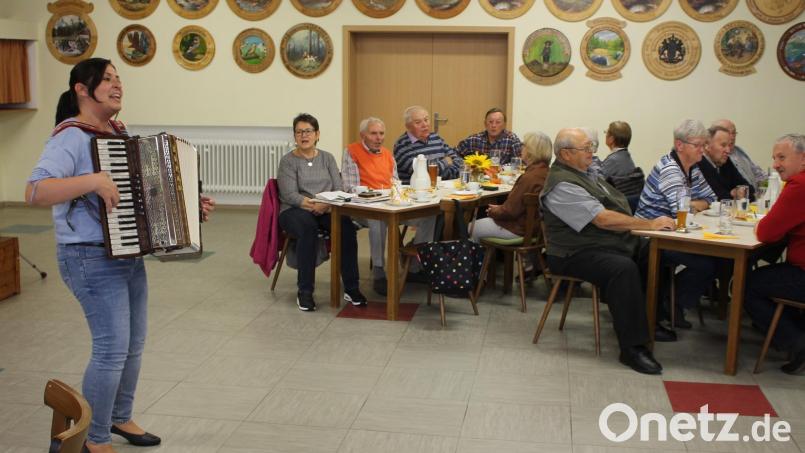 Anita Fraunholz (stehend) unterhielt die Besucher der Preißacher Landvolk-Seniorenkirchweih mit beliebten Melodien. Bild: bjp