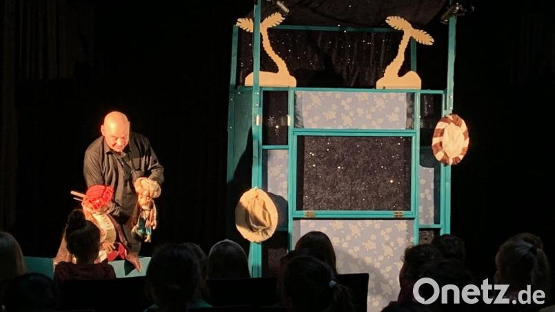 Während der Theateraufführung der Puppenbühne in der Grundschule. Bild: Regina Rippl/exb