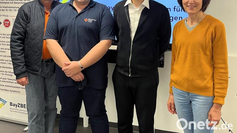 Bei einer von Dr. Gudrun Graf (rechts) organisierten Fortbildung mit Dr. Josef Kick (links) und Ibrahim Yanik (Zweiter von rechts) stellte sich Patrick Waldhier, der neue stellvertretende Rettungsdienstleiter im BRK Kreisverband Weiden-Neustadt vor. Bild: bgm