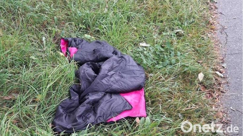 Die Bundespolizei stellte diesen weggeworfenen Schlafsack am Straßenrand sicher. Bild: Bundespolizei
