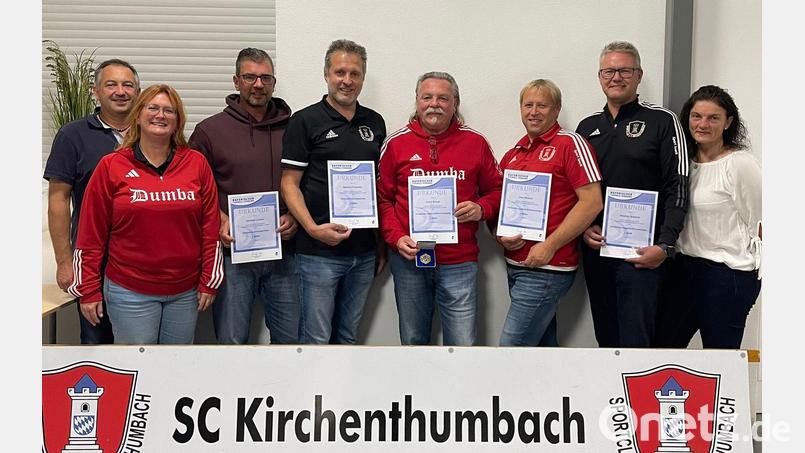 Der Bayerische Fußballverband zeichnete Trainer und Vorstandsmitglieder für viele Jahre ehrenamtlicher Arbeit des SC Kirchenthumbach aus. Bild: msk