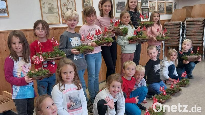 Herbstdekoration basteln die Nachwuchsgärtner des Gartenbauvereins Trisching. Bild: Stephanie Wisgickl/exb