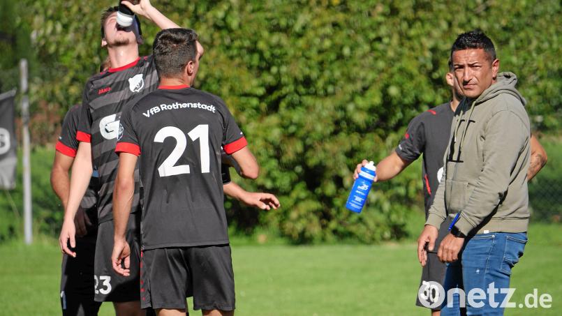 So missmutig muss Hakan Boztepe (rechts) gar nicht dreinschauen: Seine Mannschaft führt als Aufsteiger die Tabelle der Kreisklasse Ost an und geht als Herbstmeisterin die Rückrunde. Bild: Rainer Rosenau