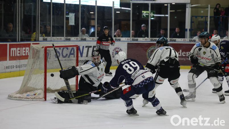 Tor für die Blue Devils? Auch wenn es in dieser Szene so aussieht, zielt Tyler Ward (Zweiter von links) von den Blue Devils Weiden dennoch ganz knapp am Bayreuther Kasten vorbei. Bild: Tobias Neubert