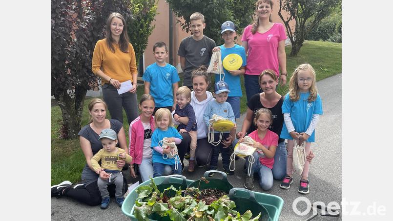 Freuen sich über ihre Preise: Die Sieger des Gartenfruchtwettbewerbs. Bild: Annegret Greber/exb