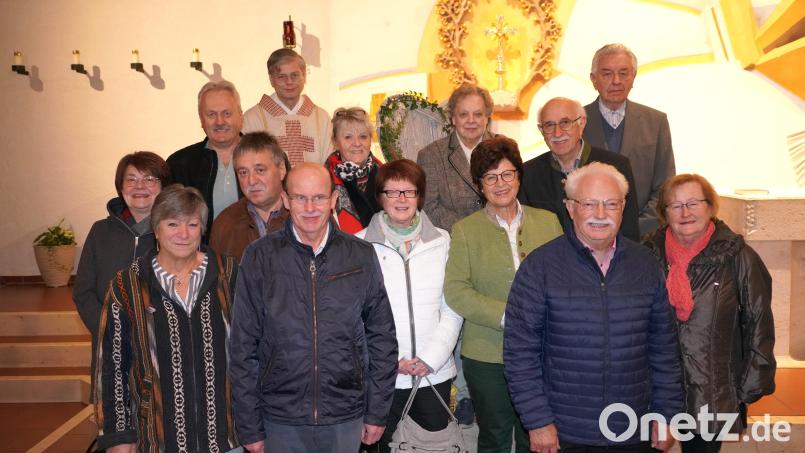 Die Ehejubilare blicken mit Pfarrer Norbert Götz in der Pfarrkirche St. Sebastian auf viele gemeinsame Jahre zurück. Bild: fvo