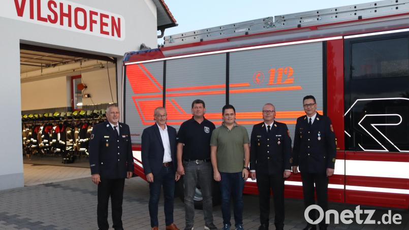 Jürgen Ehrnsberger (links), Christof Strobl (Zweiter von rechts) und Armin Daubenmerkl (rechts) vom Kreisfeuerwehrverband gratulieren neben Bürgermeister Erwin Geitner (Zweiter von links) den alten und neuen Kommandanten Josef Piller (Dritter von links) und Thomas Appel. Bild: mrr