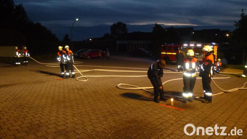 Ihre Einsatzfähigkeit bewiesenen durch exaktes Zusammenspiel 15 Aktive der Thansüßer Wehr. Bild: bk