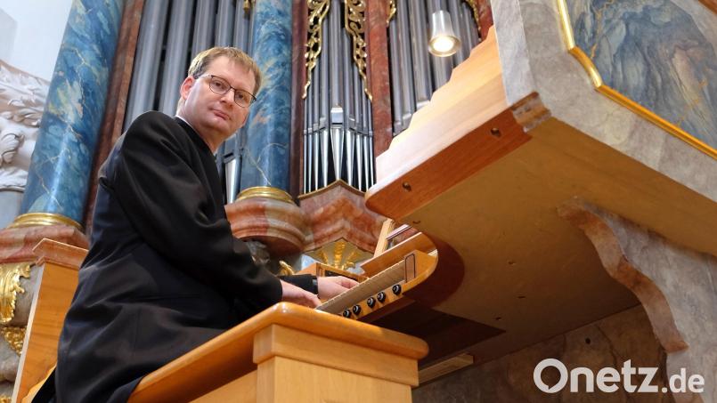 Andreas Sagstetter an der Orgel der Basilika Waldsassen. Der Kirchenmusikmusikdirektor leitet die Aufführung am 5. November. Archivbild: Klaus Schoefl/exb