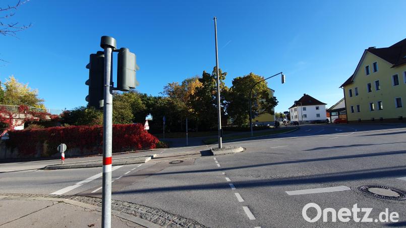 Da fehlt was: Bei einem Unfall Ende September hat ein ausschwenkender Ladekran die Ampel auf der Verkehrsinsel an der Kreuzung südlich der Schlachthofunterführung in Schwandorf gerammt. Sie wird nicht wieder aufgebaut. Bild: Hösamer