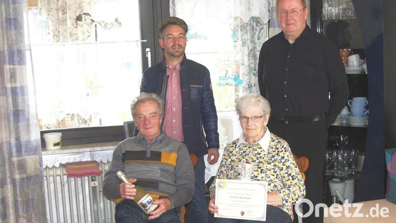 Gundhilde und Ernst Neudert (vorne) feierten Diamantene Hochzeit. Es gratulierten Zweiter Bürgermeister und Nachbar Michael Dutz (hinten links) sowie Pfarrer Markus Nees. Bild: wro