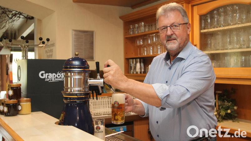 Johann Maurer packt nach dem Ende seiner Amtszeit unter anderem als Seniorchef im Gasthaus „Hammerwirt“ mit an. Bild: pi