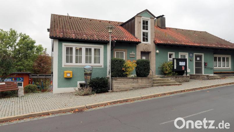 Ins alte Rathaus (Bild) in Friedenfels soll 2025 das Kinderhaus einziehen, so dass die Renovierung des Kindergarten-
Altbaus starten kann. Bild: bsc
