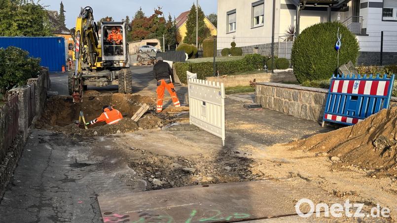 Bevor der Asphalt draufkommt, werden die Versorgungsleitungen in der Rübezahlstraße in Windischeschenbach ebenfalls erneuert. Bild: fz