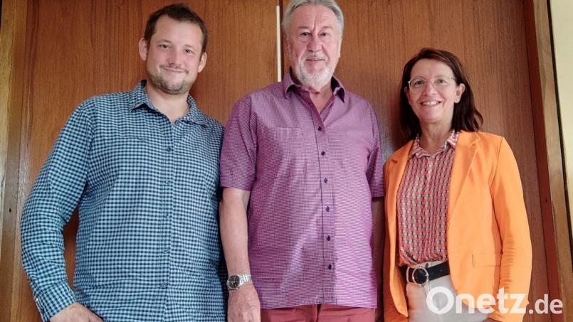 Matthias Kuhn (links) und Karin Frankerl (rechts) gratulieren Karl-Heinz Kagermeier zum runden Geburtstag. Bild: Kagermeier/exb