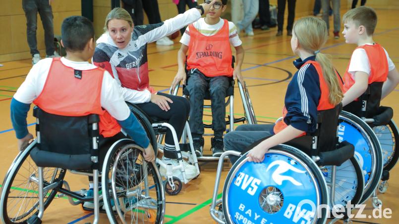 &quot;Team-Besprechung&quot; bei der soeben von Svenja Mayer (Zweite von links) gegründeten Rollstuhl-Basketball-Mannschaft der Dreifaltigkeits-Mittelschule. Die Nationalspielerin ist wie immer mit vollem Einsatz dabei. Bild: Wolfgang Steinbacher