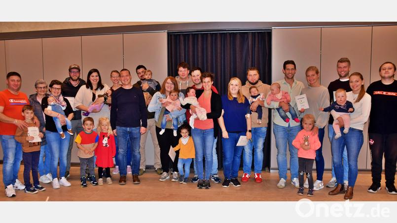 Familien, in denen sich seit Oktober 2022 Nachwuchs eingestellt hat, trafen sich beim Neugeborenen-Empfang der Marktgemeinde Königstein. Bild: wku