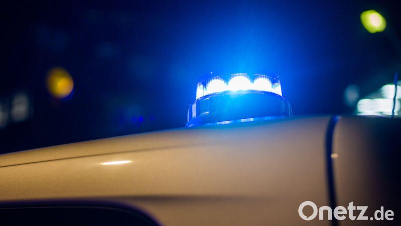 Ein Blaulicht leuchtet auf dem Dach eines Polizeifahrzeugs. Bild: Fernando Gutierrez-Juarez/dpa/Symbolbild