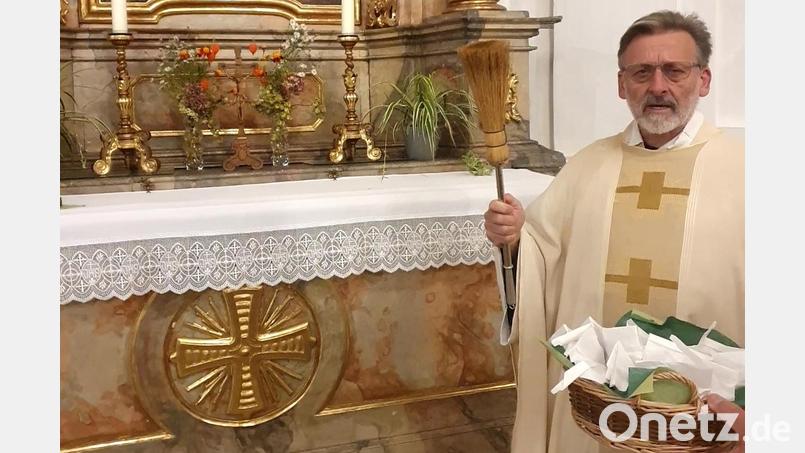 Guardian Pater Stanislaus segnete am Freitag am Wendelinaltar die Wendelinibrote. Der Heilige lebte im 6. Jahrhundert im Raum Trier. Bild: mas