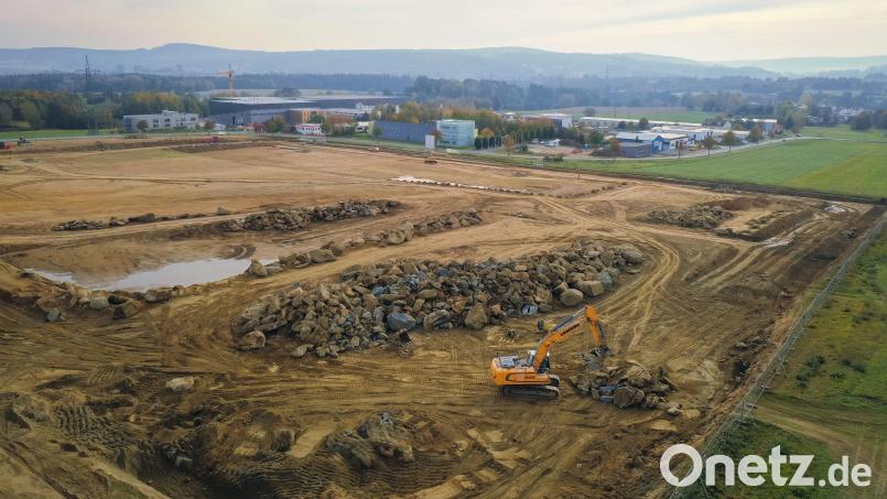 „Interessante Gesteinsformationen“ nennt Expertin Stephanie Kreisel die Redwitzit-Massen, die sich auf der Gefängnis-Baustelle in Marktredwitz zu Geröllhalden auftürmen. Luftbild: Florian Miedl