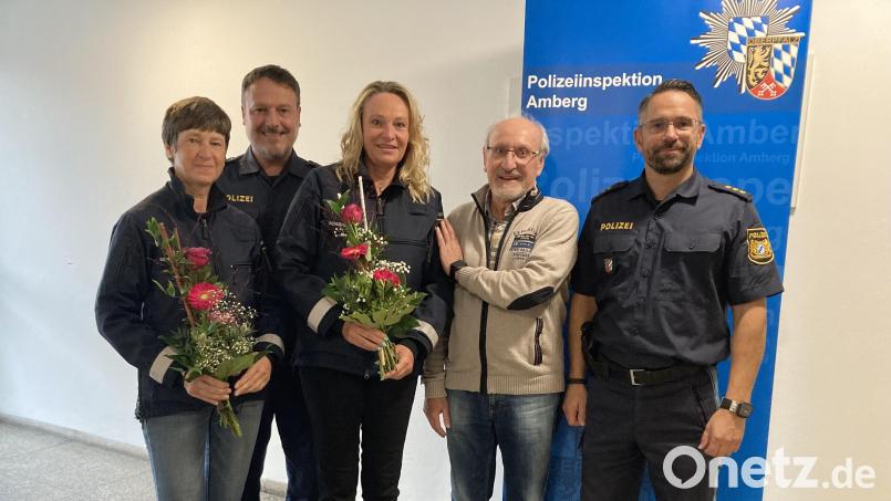 Blumen für die Sicherheitswacht (von links): Irene Heselmann (Sicherheitswacht), Dominik Lehmeier (PI Amberg), Doris Schmalzl (Sicherheitswacht), Hans-Jürgen Brunner und Jürgen Dodell (Dienststellenleiter PI Amberg). Bild: Polizei/exb
