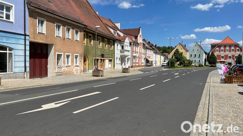 Früher gab es viele kleine Einzelhandelsgeschäfte am Vilsecker Marktplatz. Ziel im Stadtrat sei es nun, die vorhandenen Geschäfte zu erhalten und weitere gastronomische Betriebe anzusiedeln. Bild: Stefanie Gradl
