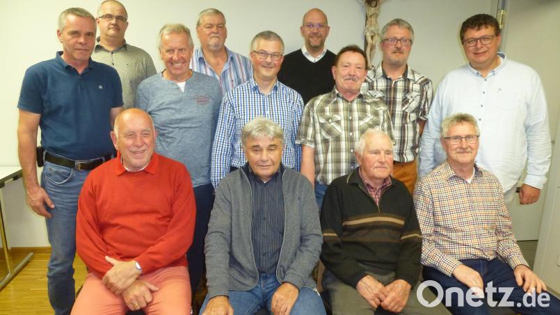 Den Geehrten gratuliert auch Dritter Bürgermeister Thomas Schönberger (stehend rechts). Bild: bk