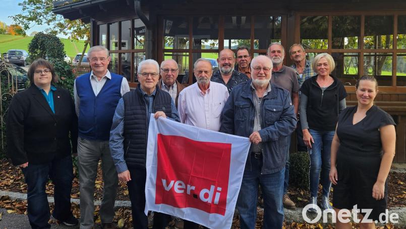 Nach der Jubilarehrung: Gewerkschaftssekretärin Eva Bößl, Manfred Kirchberger, Helmutz Butz (ehemaliger Vorsitzender OV Nabburg), Viktor Gitter, Walter Lillge, Roland Krös, Robert Auburger, Roland Glatzel (ehemaliger Vorsitzender OV Oberviechtach), Josef Planner, Georg Meissner, Theresia Seegerer und Marina Mühlbauer, stellvertretende Bezirksgeschäftsführerin (von links) Bild: Eva Bößl/verdi/exb