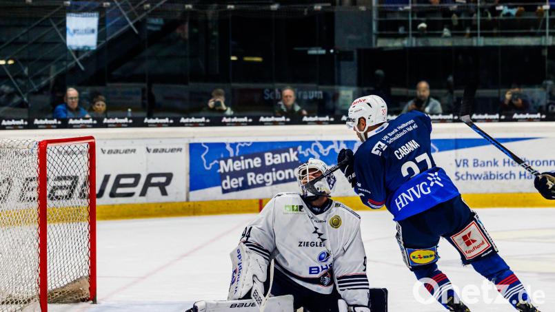 Marco Wölfl (links) musste einiges einstecken, doch der Schlussmann der Blue Devils hielt in Heilbronn bravourös und wurde zum Spieler des Tages auf Weidener Seite ausgezeichnet. Bild: Werner Moller
