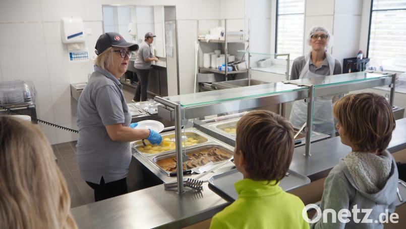 In der Mensa der Grund- und Mittelschule Schwarzenfeld gibt es an diesem Donnerstag nur ein Gericht zur Auswahl. Trotzdem wird Rücksicht genommen auf alle Schüler, die keinen Schweinebraten mögen oder sich vegetarisch ernähren möchten. Einen völligen Fleischverzicht können sich die Köchinnen mit Blick auf die Vorlieben der Schüler aber nicht vorstellen. Bild: bl