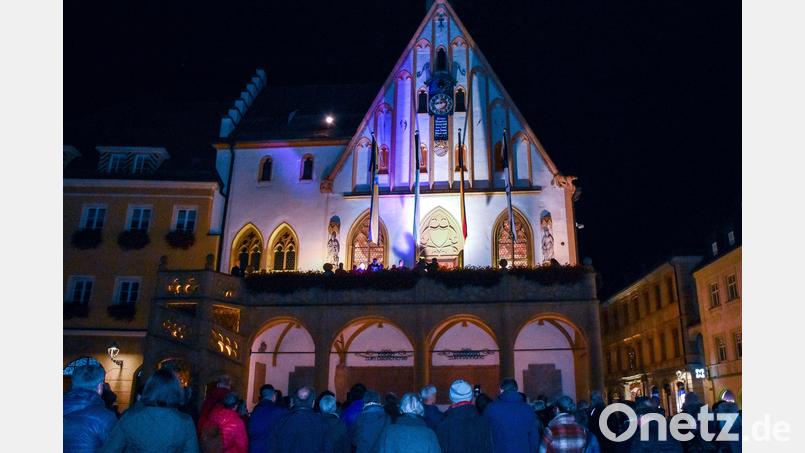 Neben Ambergs Stadtfahne, der Fahnen des Freistaats Bayern und der Bundesrepublik Deutschland wehte am Samstagabend am Rathaus auch die israelische Flagge. Zum Gedenken an die von der Hamas in Israel ermordeten Menschen waren die Fahnen mit einem Trauerband versehen. Rund 200 Menschen zeigten sich auf dem Marktplatz solidarisch mit Israel und den hier lebenden Juden. Bild: Stephan Huber