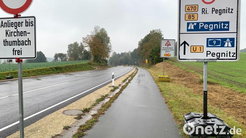 Bald werden die Umleitungsschilder wieder abgebaut und dann heißt es auch in Richtung Auerbach wieder: Freie Fahrt. Bild: Gabi Schönberger
