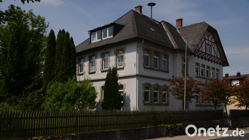Das alte Kirchenlaibacher Schulhaus wird derzeit zur Kindertagesstätte umgebaut und wird mit Nahwärme von einer nahen Biogasanlage versorgt werden. Die gemeindeeigene Bioenergie Speichersdorf soll den Ausbau des Nahwärmenetzes in Speichersdorf übernehmen. Archivbild: ak