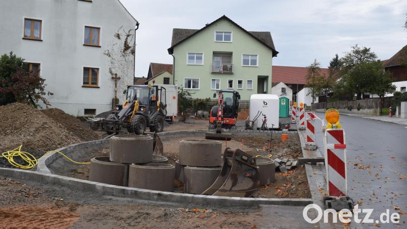 Als letzte Baumaßnahme im Dorferneuerungsverfahren Pischdorf ist die Neugestaltung des Dorfplatzes an der Reihe. Bis Jahresende soll alles fertig sein. Bild: bnr
