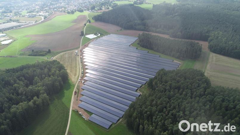 Der Solarpark Striegel produziert Strom für die Firma Kurz. Mit seinen 8,5 Hektar Ausdehnung ist er die größte PV-Freiflächenanlage in Sulzbach-Rosenberg. Durch Photovoltaik wird grüner Strom erzeugt, der für die Energiewende benötigt wird – manche sprechen deshalb von „gutem Flächenverbrauch“. Ist eine solche Unterscheidung zielführend? Bild: Münch Energie/exb