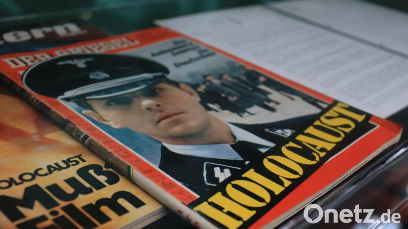 Die Ausstellung gewährt den Besuchern auch einen Blick in den gesellschaftlichen Umgang mit den Zeitzeugen 
– wie hier im &quot;Spiegel&quot; vom 29. Januar 1979 – in einer Zeit, in der den Erzählungen der Überlebenden erstmals großes gesellschaftliches Interesse entgegenkam. Bild: olr