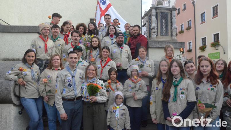 Wolfgang und Antonia Raithel (vorne, Dritter und Vierte von links) im Kreise ihrer Pfadfinderfreunde. Bild: Kunz